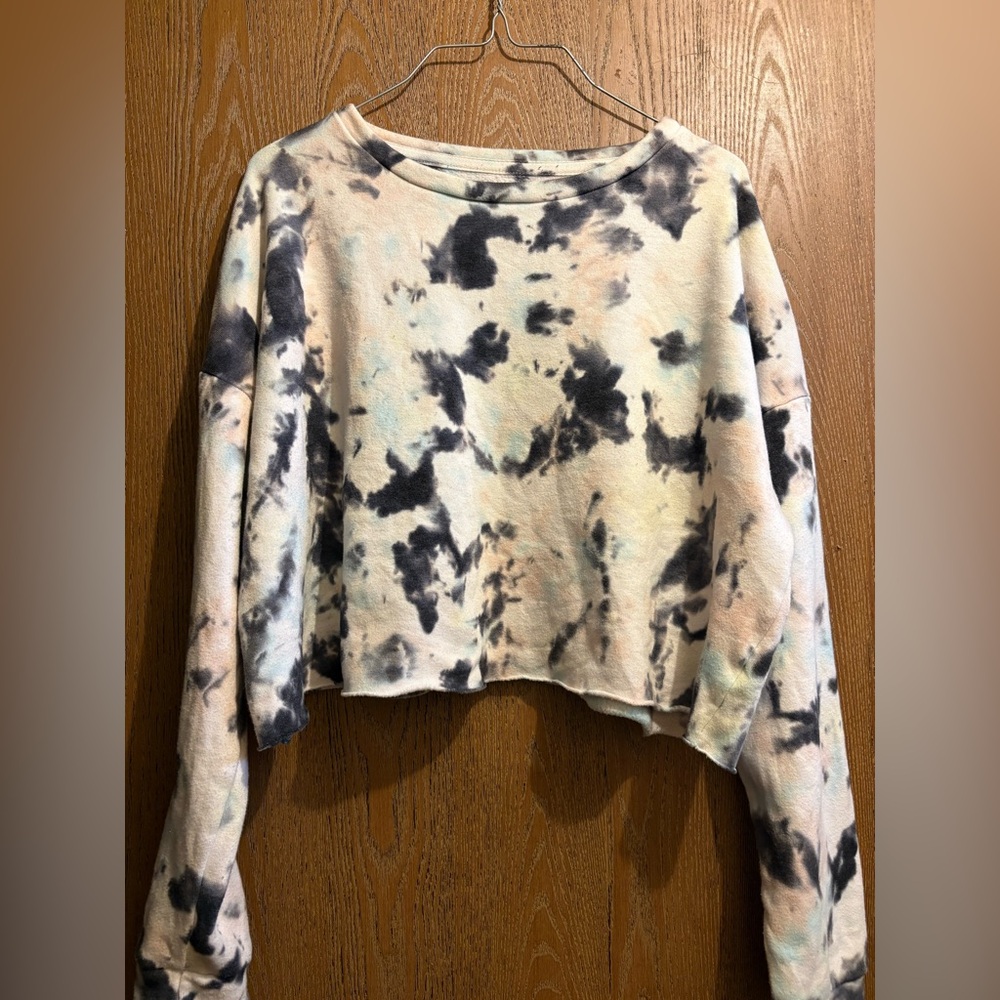 Colsie Tie-Dye Cropped Sweatshirt - Black and Cream